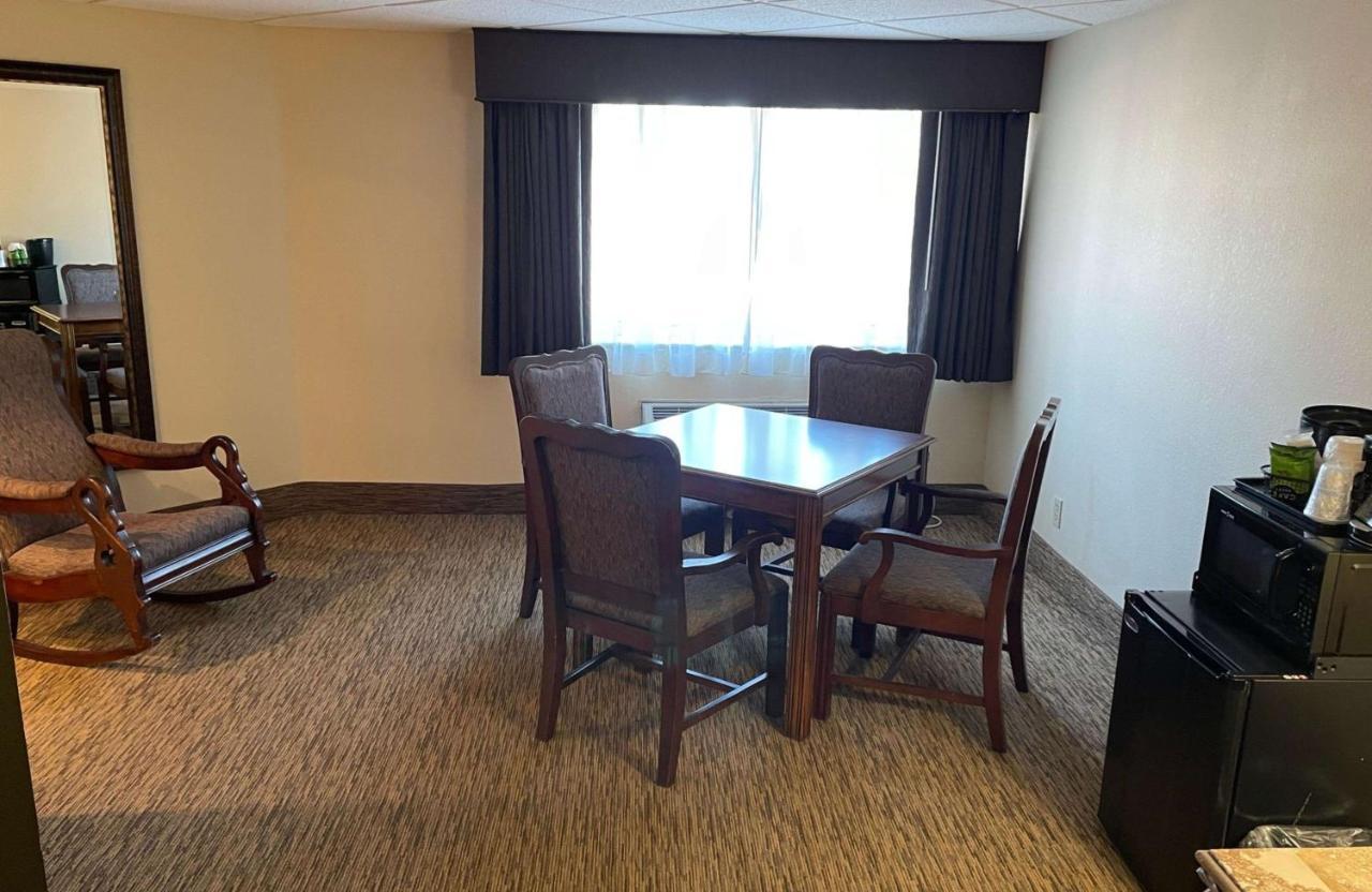 Crossroads Hotel & Event Center Fort Dodge Ngoại thất bức ảnh