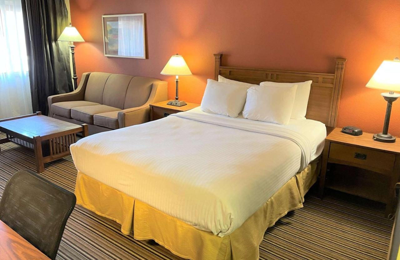 Crossroads Hotel & Event Center Fort Dodge Ngoại thất bức ảnh